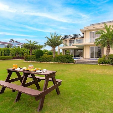 Sohna Stayvista At Blanc Belle With Outdoor Pool מראה חיצוני תמונה