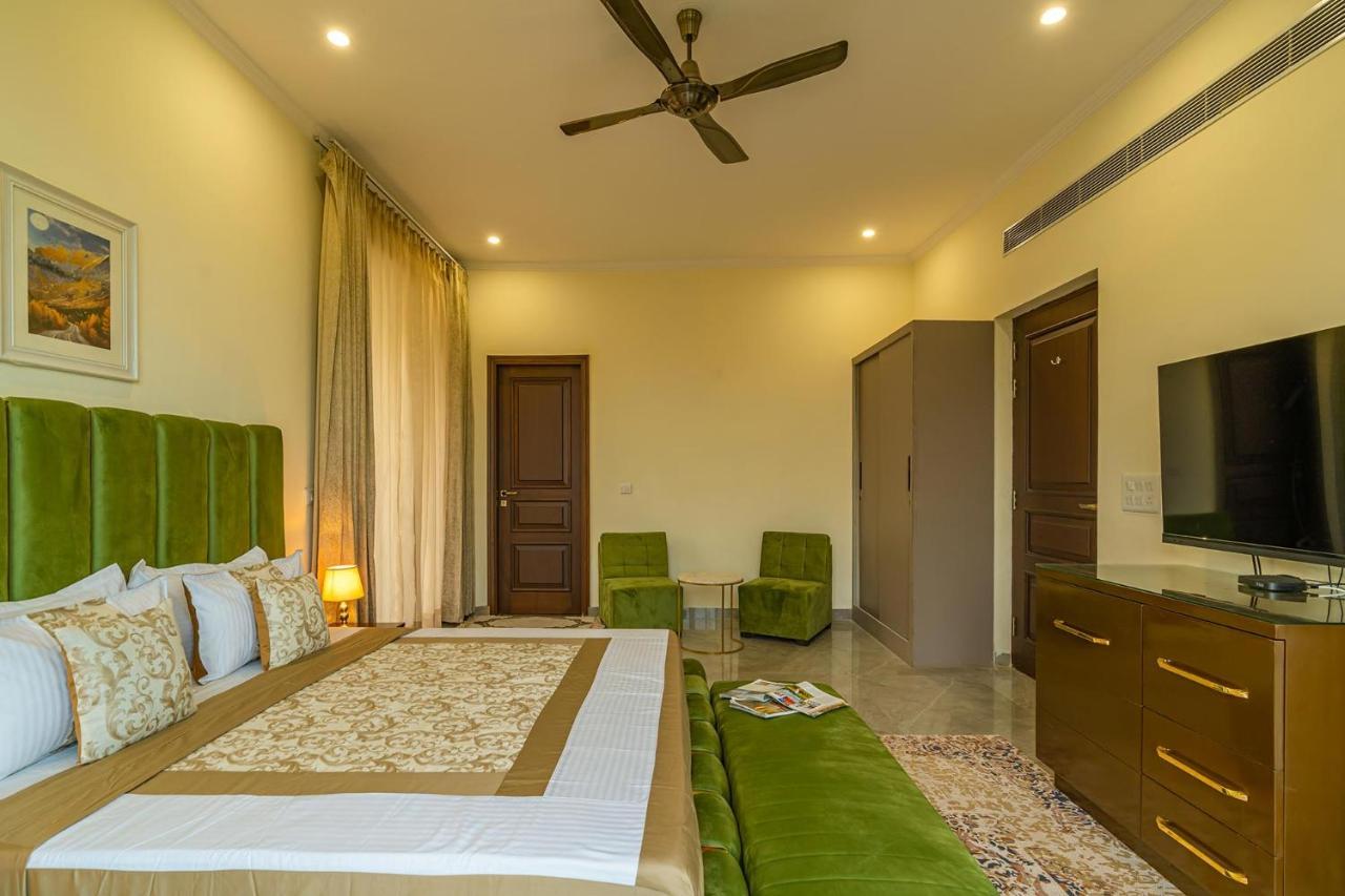 Sohna Stayvista At Blanc Belle With Outdoor Pool מראה חיצוני תמונה